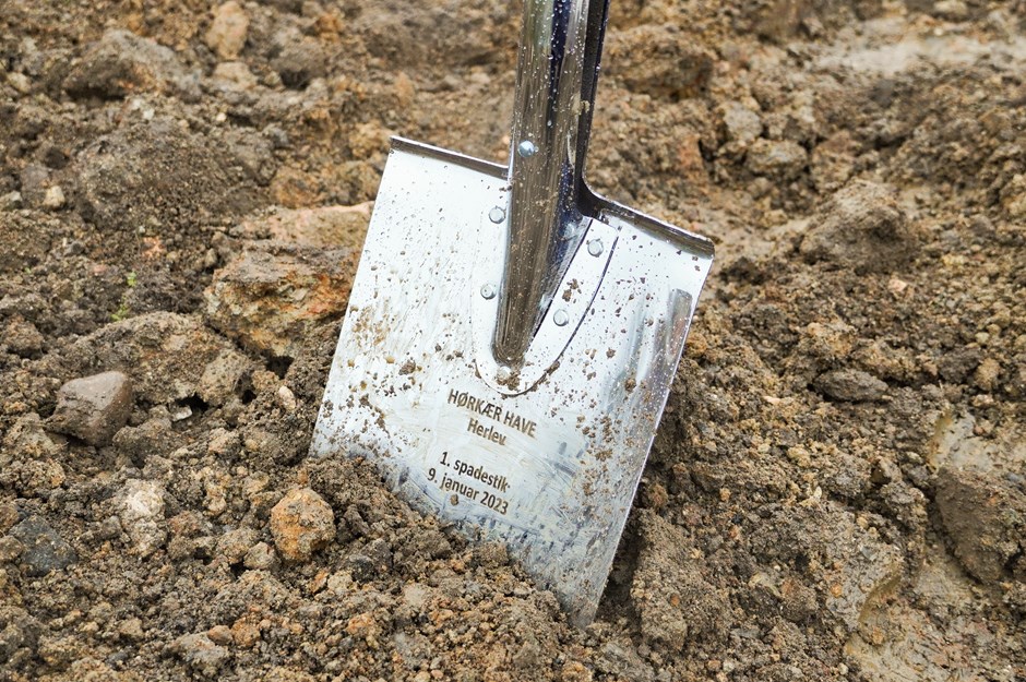 Skanska-Hørkær Have-første spadestik-spade i jord