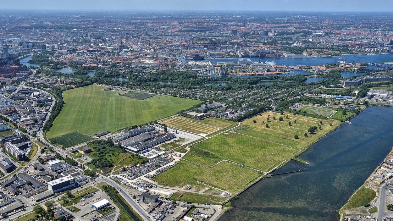 kloverkvarteret-amager-copenhagen-flyfoto mod city