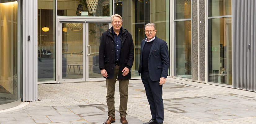 Elo Alsing, markedschef i Skanska (tv), og Frank Abel, adm. direktør i Sønderjysk Forsikring (th). Elo Alsing, markedschef i Skanska (tv), og Frank Abel, adm. direktør i Sønderjysk Forsikring (th).