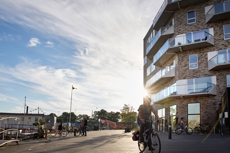 Skibbroen-med-levende-havnepromenade