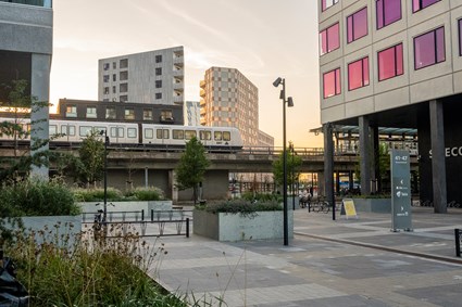 Nest 45 med metro foran hovedindgangen
