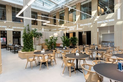 Atrium med kantine og loungeområde
