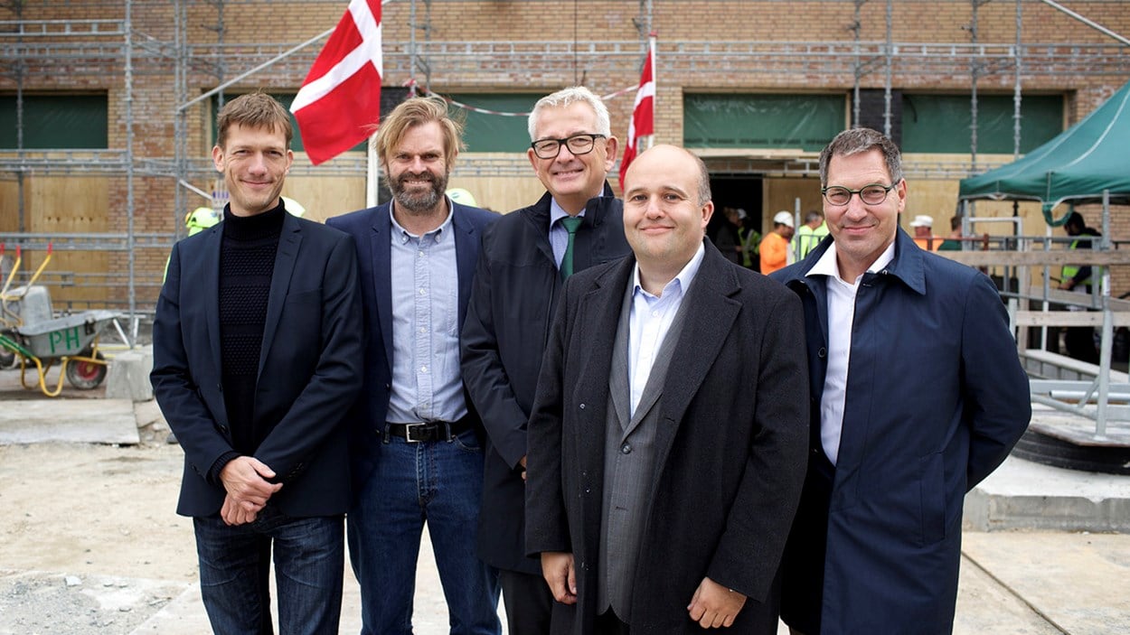 Officielt billede af repræsentanter fra Bystrup Arkitekter, KPC, PFA, Pandora og Skanska til rejsegilde på Pandoras kommende hovedkontor