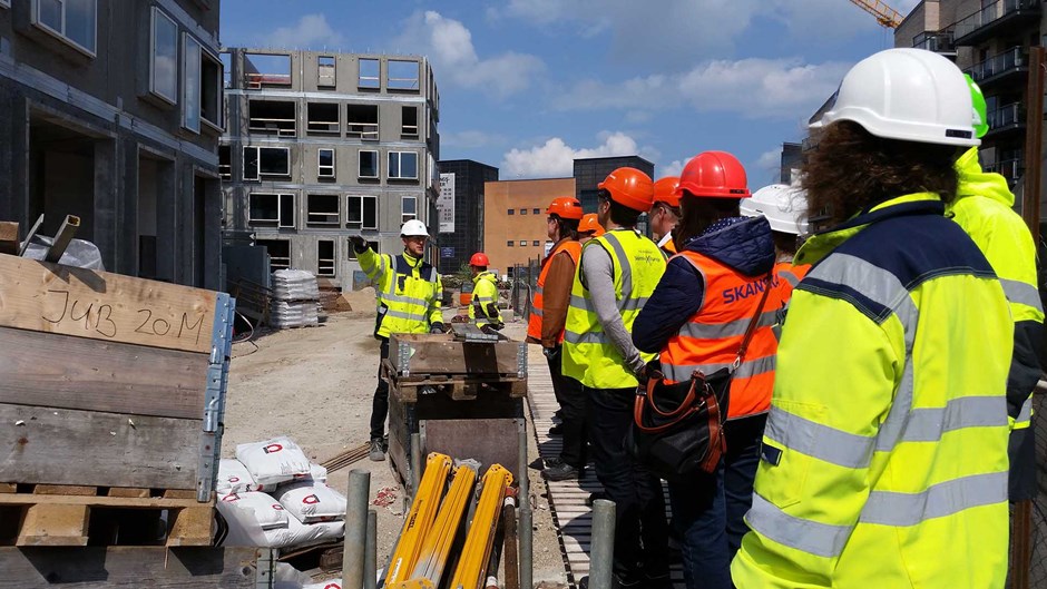 Mennesker gennemgår sikkerhedsprocedurer på byggeplads