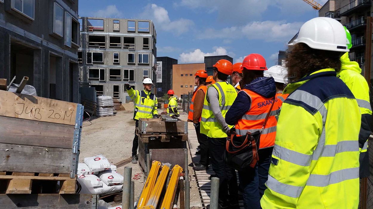 Mennesker gennemgår sikkerhedsprocedurer på byggeplads