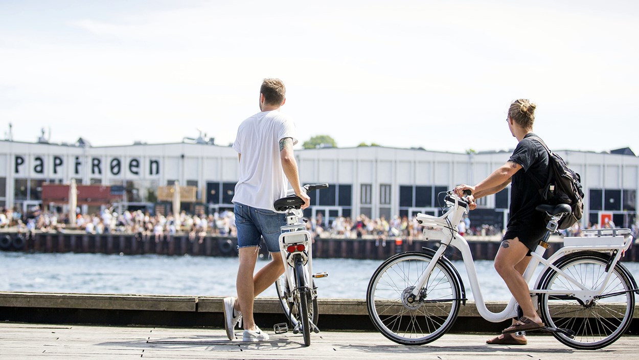 Cyklist der kigger på Papirøenn i København