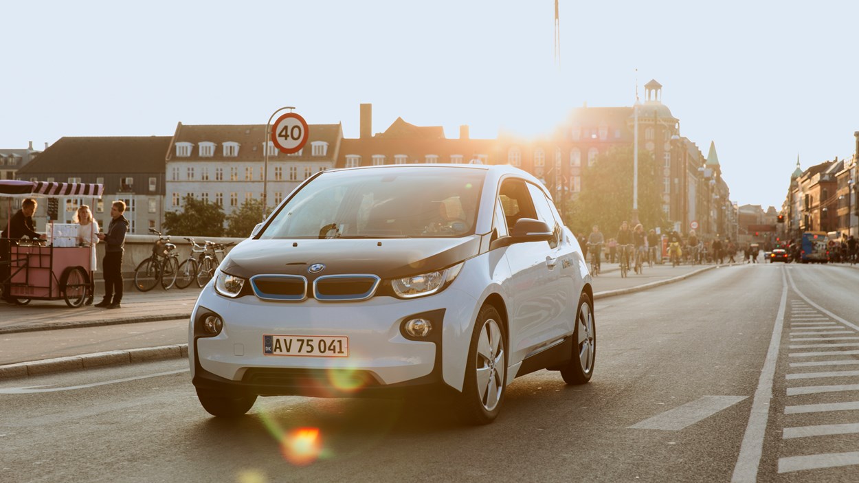 Bybillede med elektrisk BMW