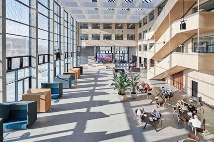 udsigt-ned-mod-atrium-sweco-københavn-denmark