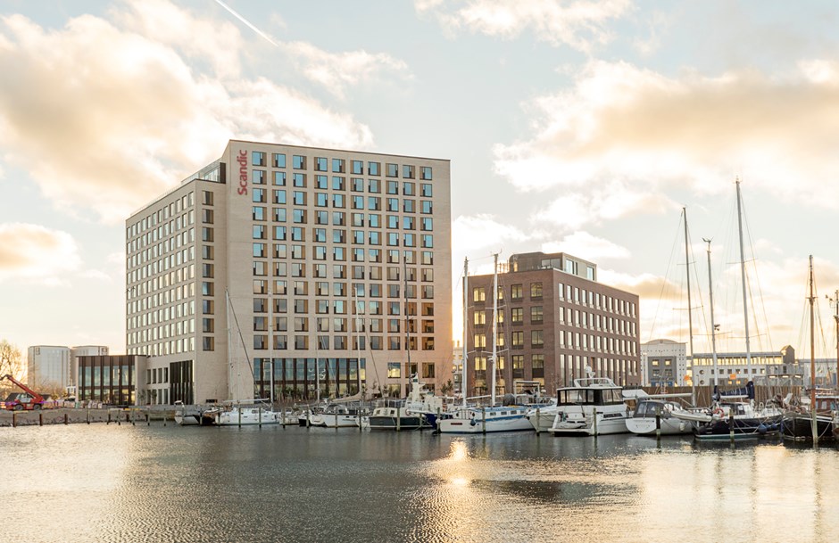 Scanport-glasværk-havn og hotel-aftenbillede