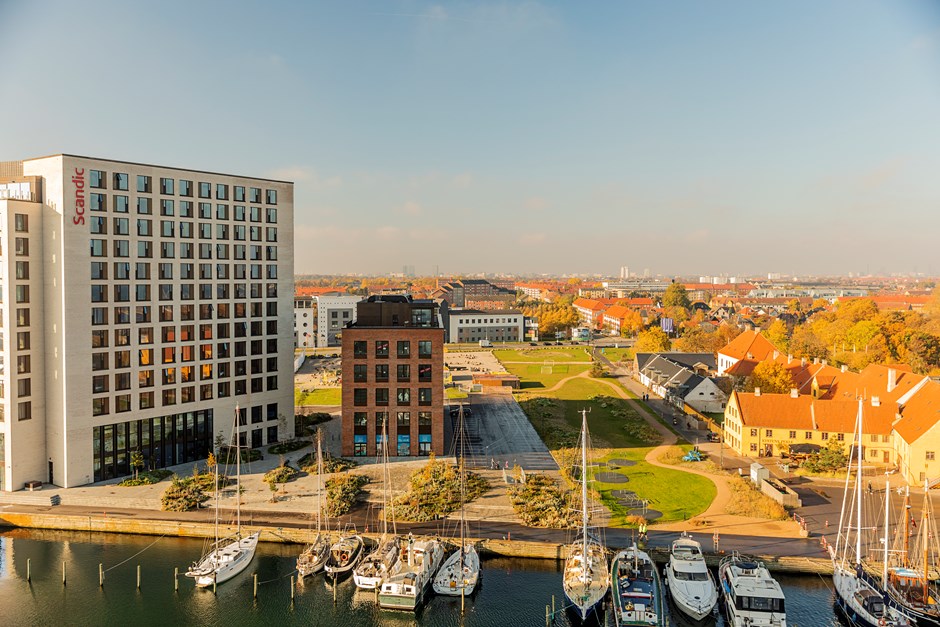 Scanport Glasværk-havn og hotel set fra Ferring