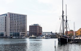 scanport-glasværk-rejsegilde-kig-fra-havnen-mod-hotel-og-glasværk