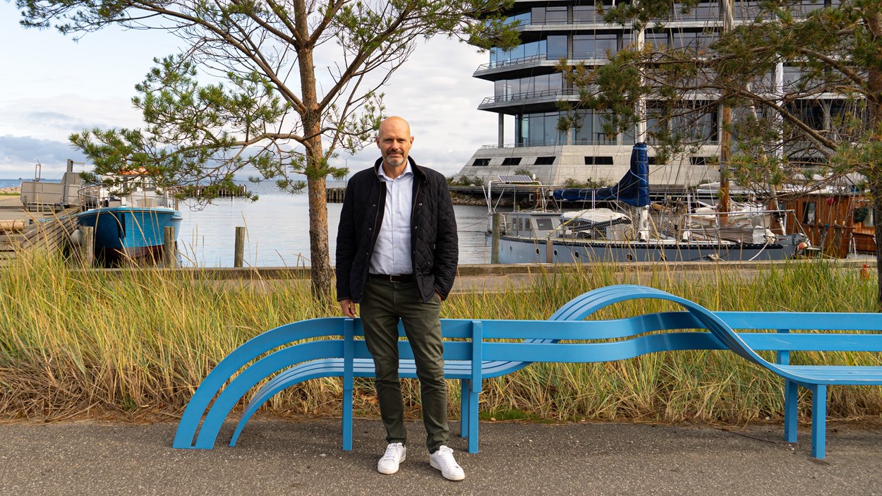 Skanska_Peter Nymann-Jørgensen ved de blå bænke i Scanport Havn 2_beskåret copy