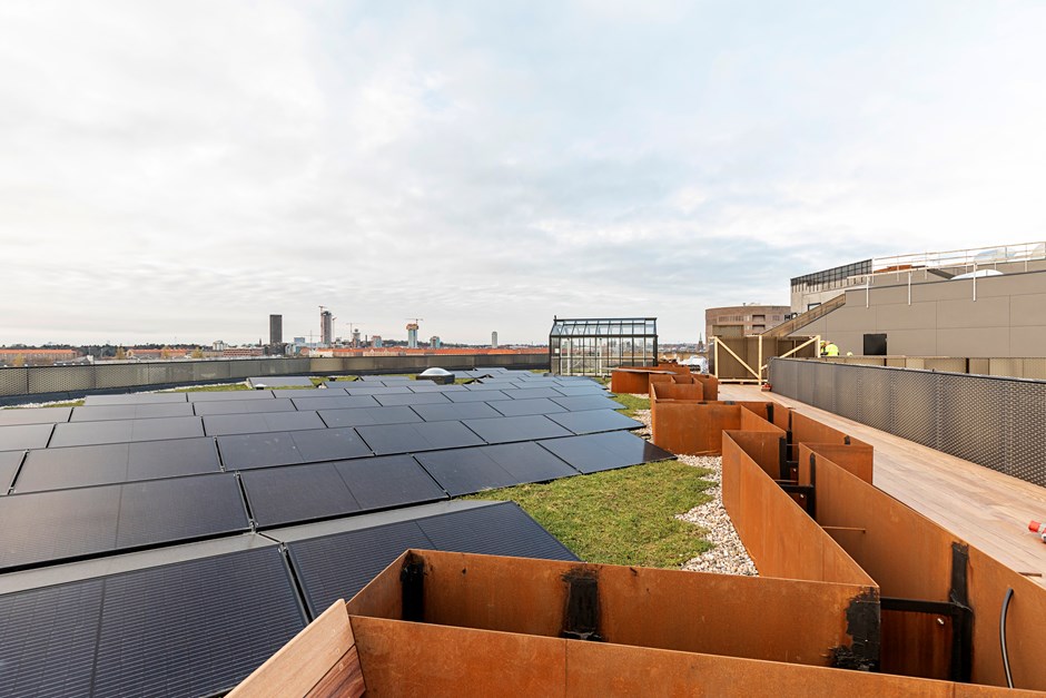 cph Highline-skanska-havneholmen-tagterrasse-med-solpaneller-blomsterkasser